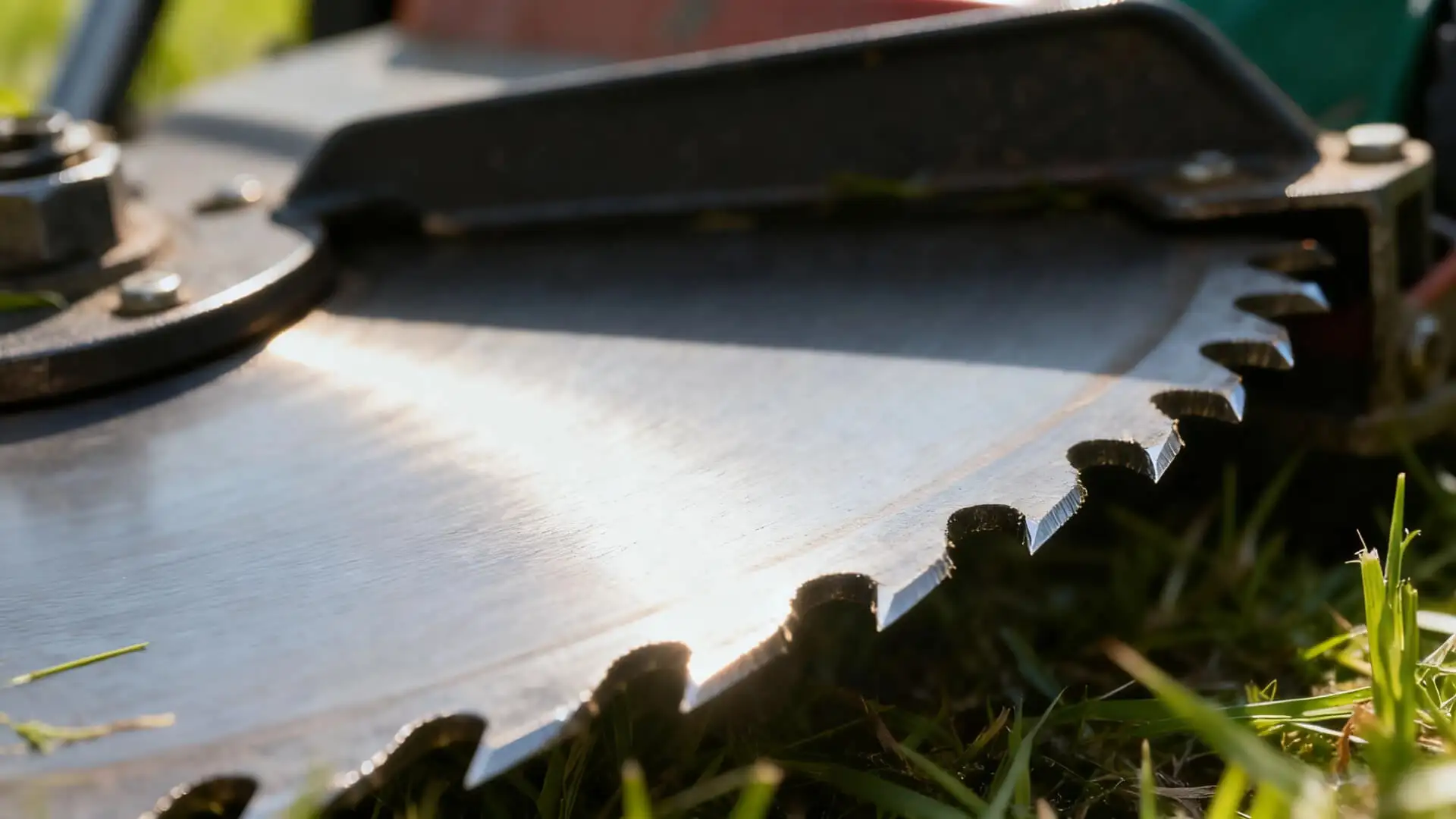How Blade Material and Design Affect Lawn Mower Cutting Performance and Lifespan